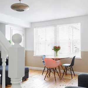Holiday home Beachfront Getaway 2-bedroom House With Free Private Parking & Patio, Brighton